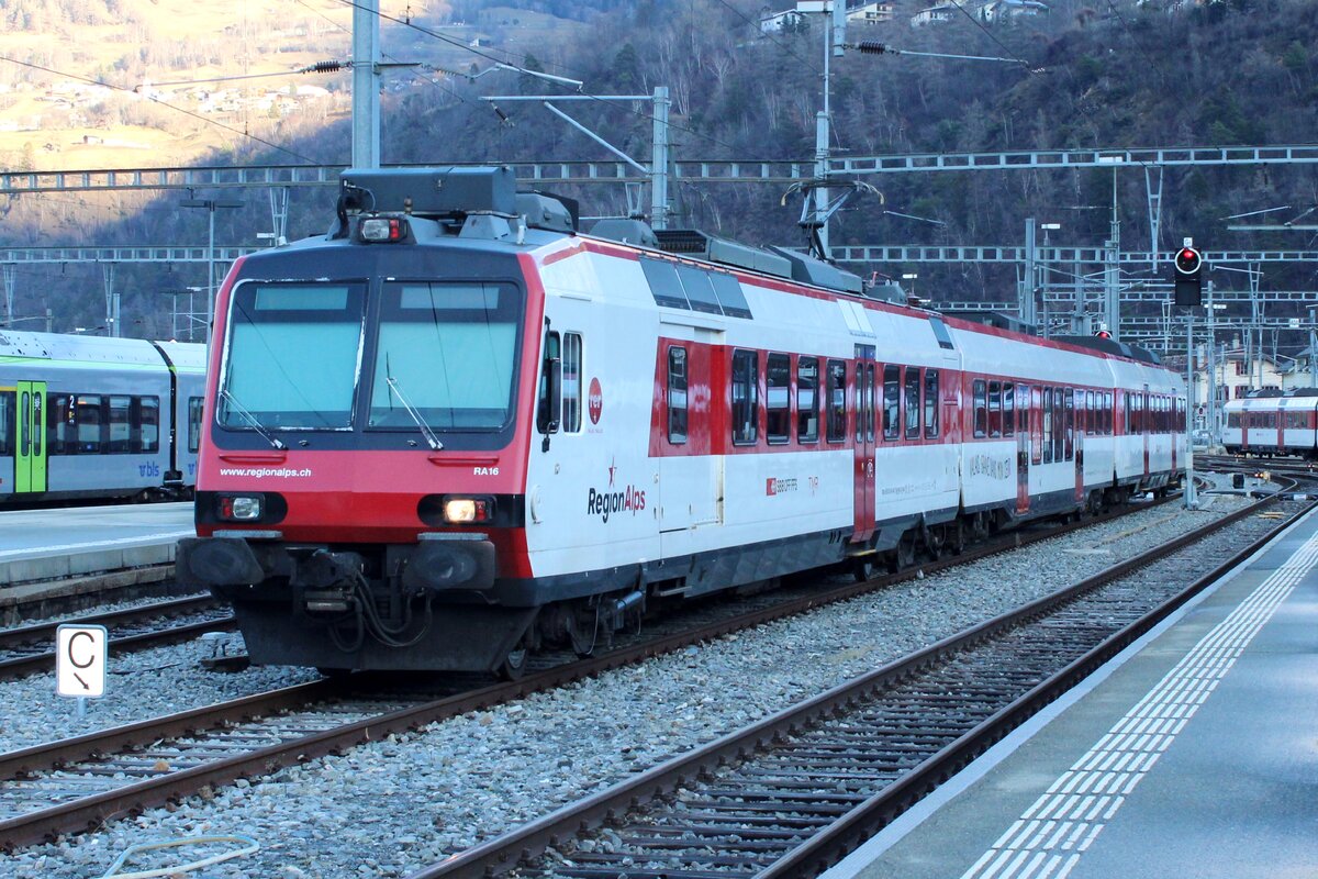 SBB 560 416 steht am 1 Jänner 2024 in Brig abgestellt.