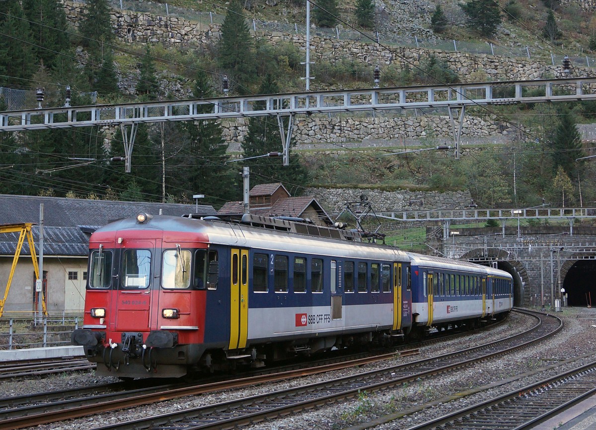 SBB: Am 26. Oktober 2014 wurden die IR 2263 und IR 2286 Zürich-HB - Göschenen - Zürich-HB zum letzten Mal mit RBe Triebwagen geführt. Für diese Leistungen gelangten die RBe 540 039-5 und 540 034-6 zum Einsatz.
Foto: Walter Ruetsch