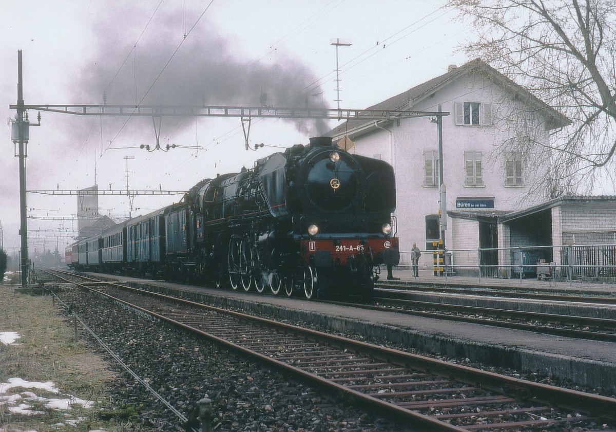 SBB: Der allerletzte durchgehende Dampfzug Lyss - Bren a.A. - Solothurn wurde von der 241-A-65 gefhrt. Die Aufnahme entstand im Mrz 2004 anlsslich der Bahnhofsdurchfahrt an dieser Stelle, wo spter die bekannten Prellbcke entstanden.
Foto: Walter Ruetsch 
