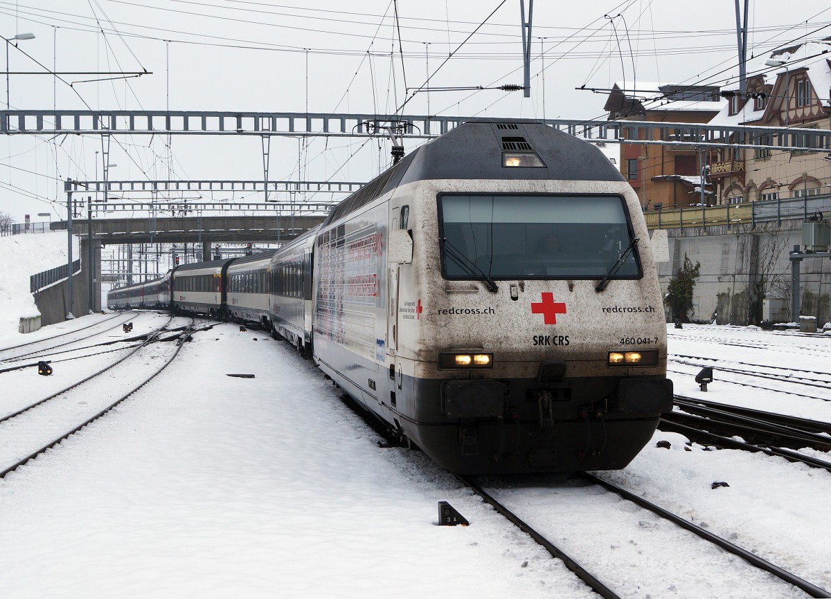 SBB: Die Werbelok Re 460 041-7 bei der Einfahrt in den Bahnhof Spiez am 2. Januar 2015.
Foto: Walter Ruetsch