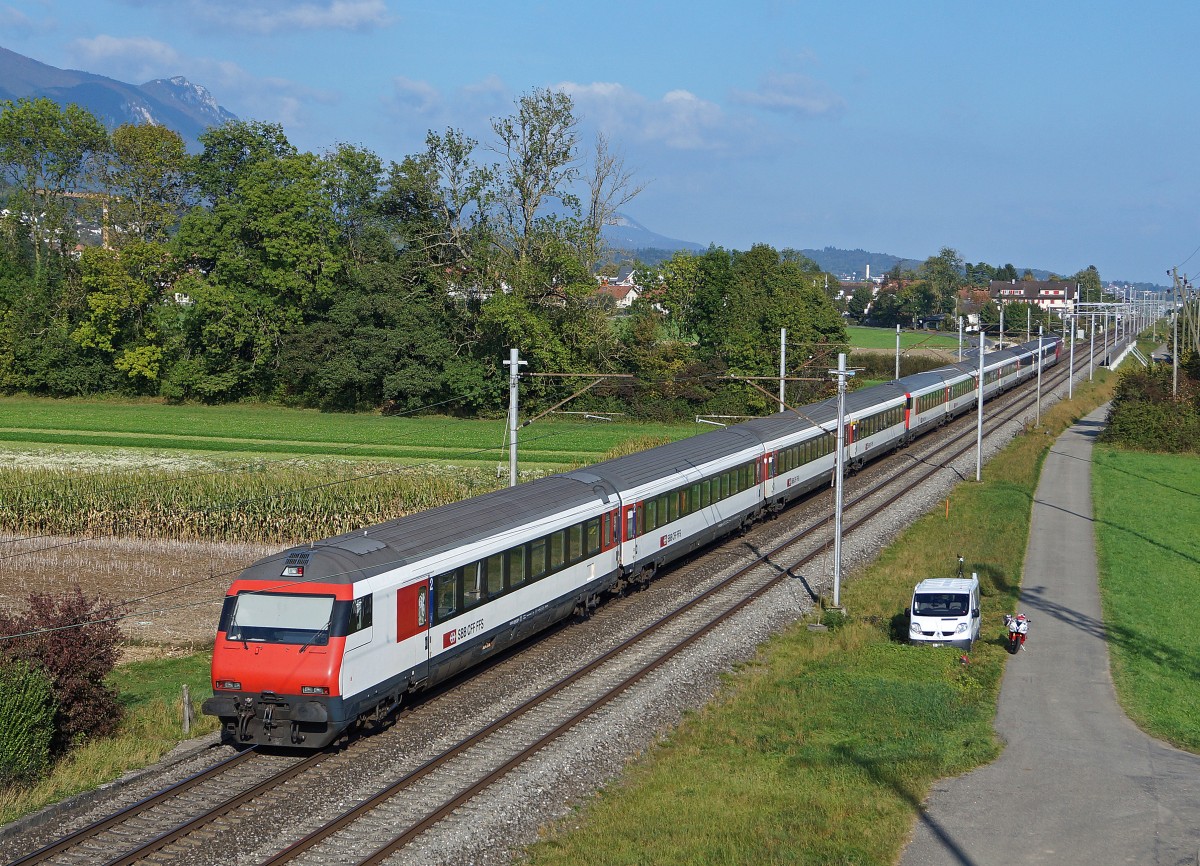 SBB: Ein  KONSTANZER  bestehend aus 11 EW lV und einer Re 460 am 2.10.2014 bei Selzach nach Zürich unterwegs. Diese Züge mit Verstärkungswagen verkehren nur zwischen Biel und Zürich.
Foto: Walter Ruetsch
