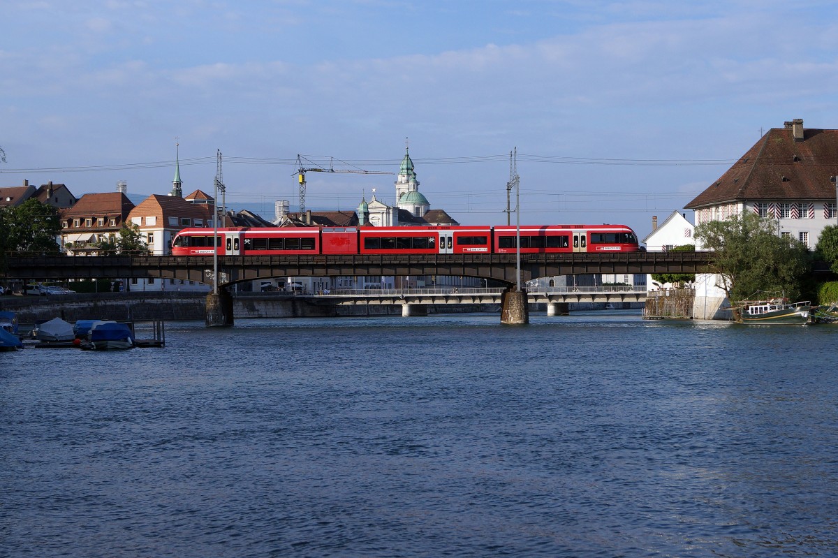 SBB: Ein noch immer von einer Stilllegung bedrohte Regionalzug Solothurn-Moutier mit einem RABe 526 GTW ehemals BLS, RM auf der Aarebrücke Solothurn am 10. Juni 2015.
Foto: Walter Ruetsch