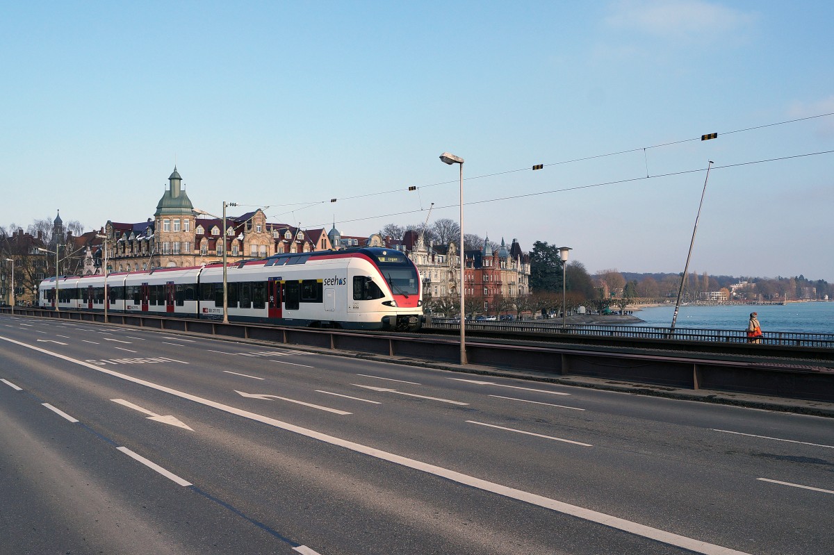 SBB: Flirt RABe 526  Seehas  bei Konstanz am 7. Februar 2015. Die Eisenbahnfotografen aus der Schweiz (ich war der Einzige) waren an diesem Samstag gegenber den Schweizer Einkaufstouristen in der Minderzahl.
Foto: Walter Ruetsch  