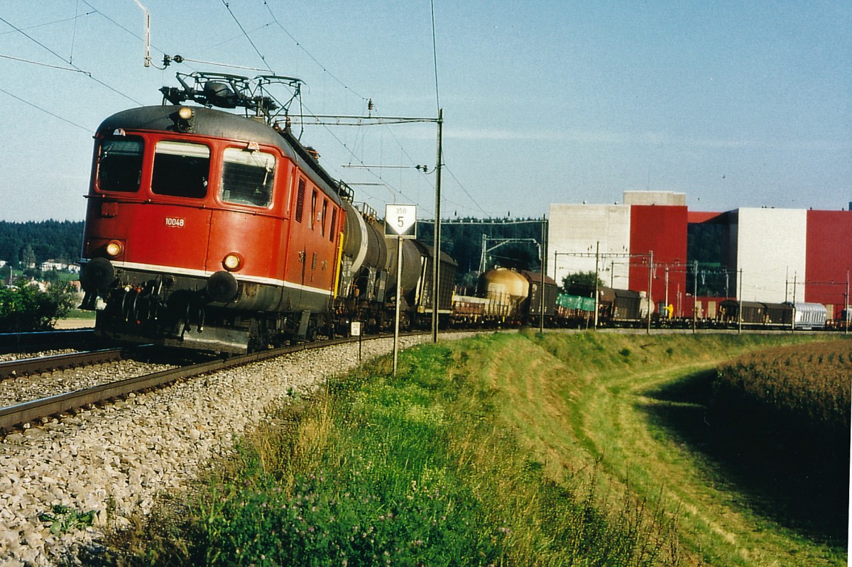 SBB: Gterzug Bren an der Aare-Lyss-Biel mit Re 4/4 | 10048 im Sommer 1997 in der Fotokurve bei Busswil.
Foto: Walter Ruetsch