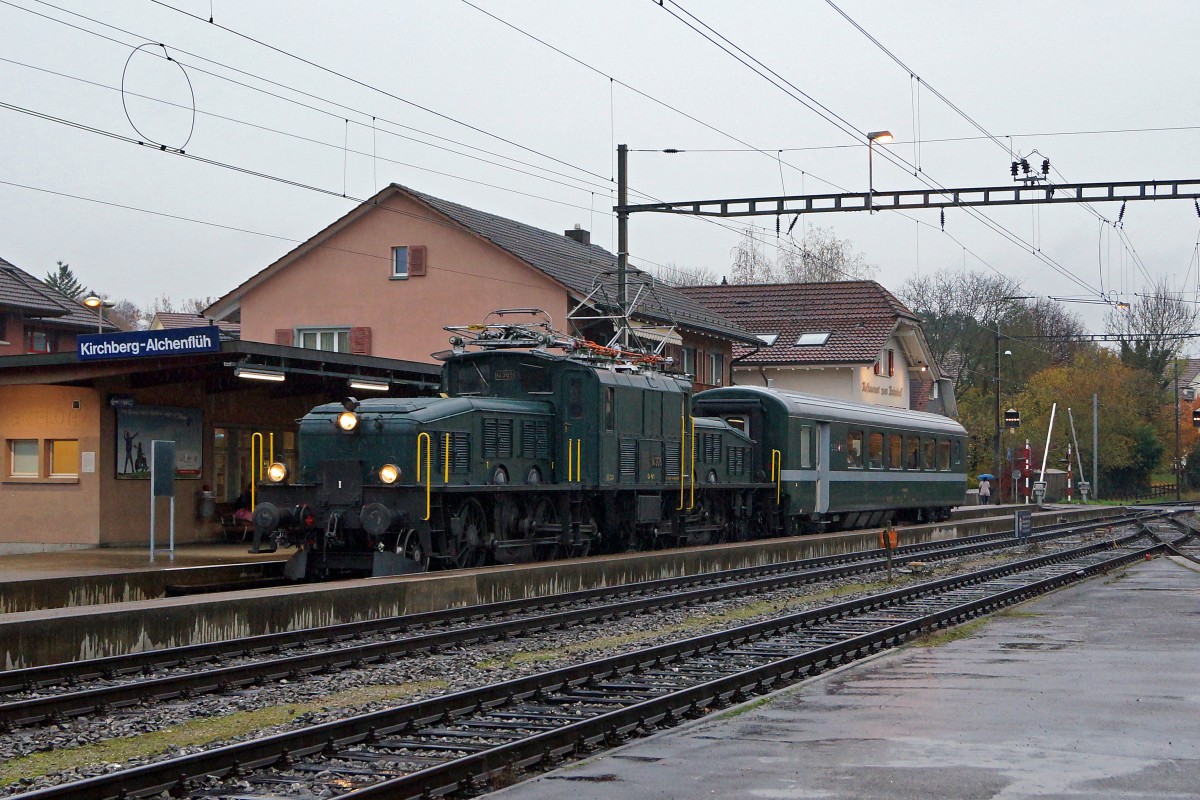 SBB HISTORIC: Extrazug mit der Ce6/8 lll 14305 und dem AS 2802 bei der Einfahrt in den Bahnhof Kirchberg Alchenflh am 15. November 2014.
Foto: Walter Ruetsch