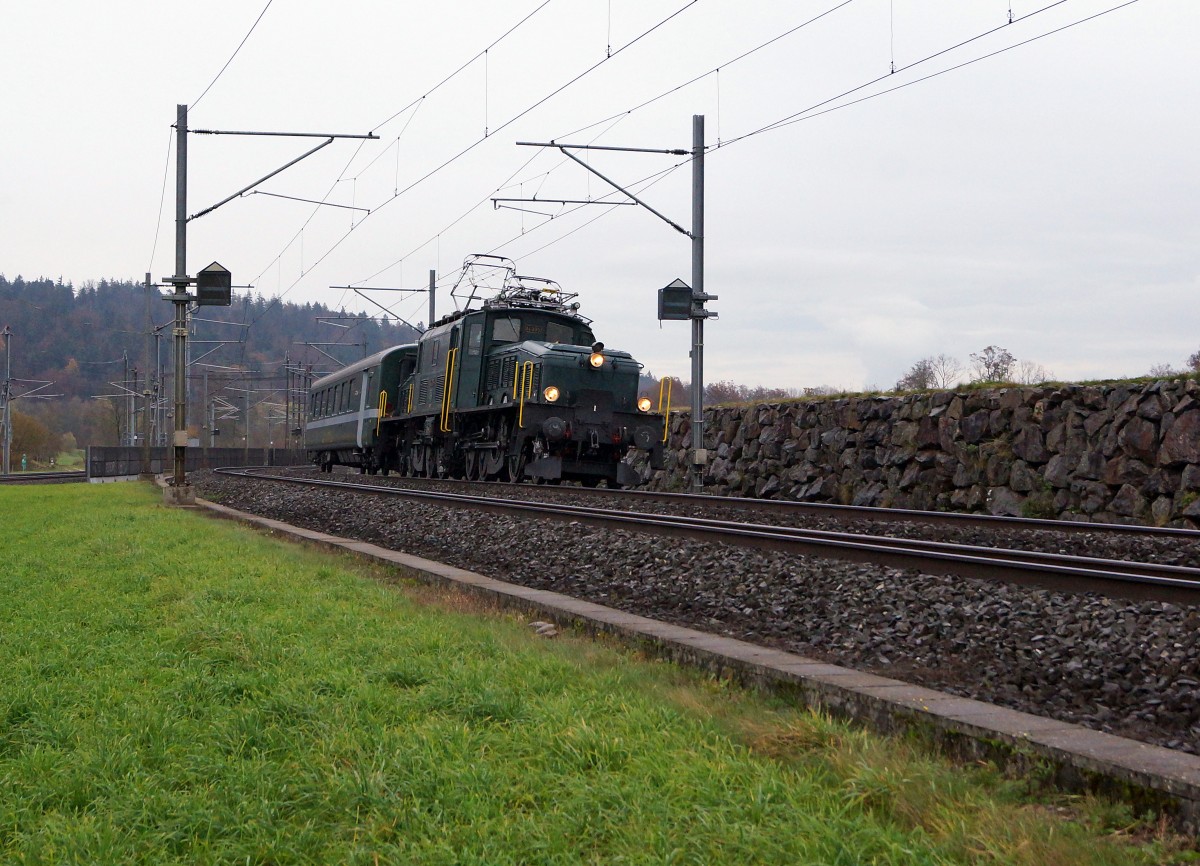 SBB HISTORIC: Extrazug mit der Ce6/8 lll 14305 und dem AS 2802 bei Roggwil am 15. November 2014.
Foto: Walter Ruetsch