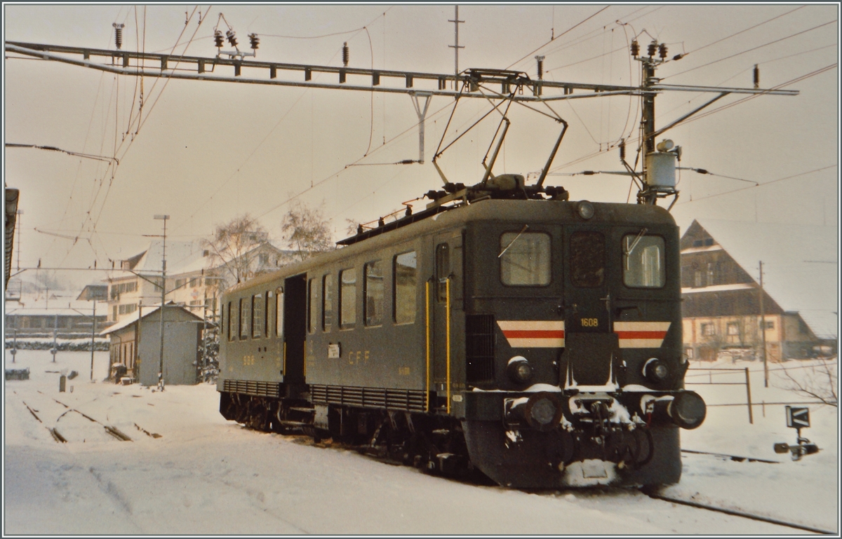 SBB Nebenbahnromantik vor gut 25 Jahren: Im Winter 1986/87 wurden einigen Zugspaare Beinwil am See - Beromünster und zurück ausnahmsweise mit dem solo fahrenden Be 4/6 1608 geführt. (Fotografiertes Foto) 