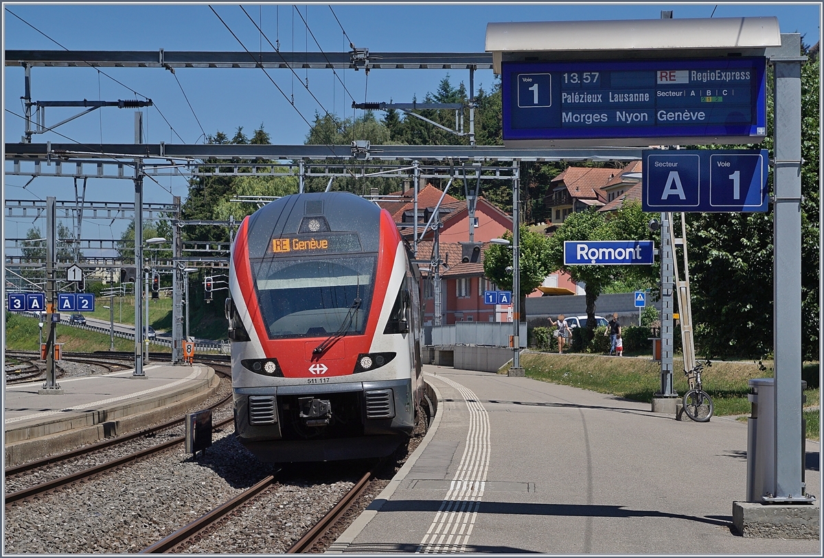 SBB RABe 511 im RE Verkehr von Romont nach Genève ist nichts Neues, schon in den Fahrplanperiode 2015/16 und 2016/2017 verkehrten stündliche RE von Romont nach Genève. Was das Zuganzeige jedoch verschweigt ist, dass dieser für den Umleitungsverkehr(Baustellenbedingter Unterbruch Lausanne - Puidoux-Chexbres) fahrende RABe 511 117 via Vevey verkehrt. Romont, den 11. Juli 2018 