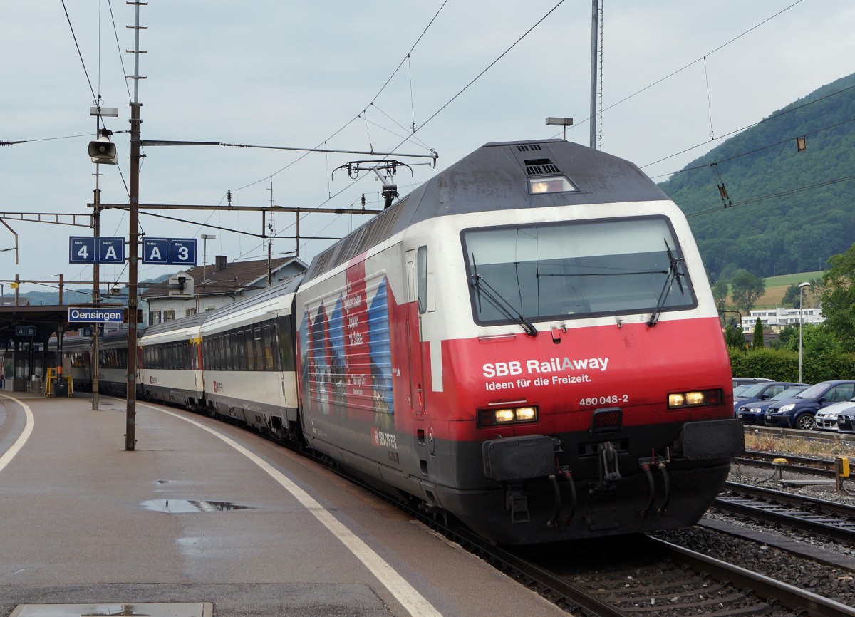 SBB: Re 460 048-2 mit IR Biel-Konstanz  KONSTANZER  beim Zwischenhalt in Oensingen am 16. Juni 2015. Ab dem kommenden Fahrplanwechsel ist dieser Zug Geschichte.
Foto: Walter Ruetsch