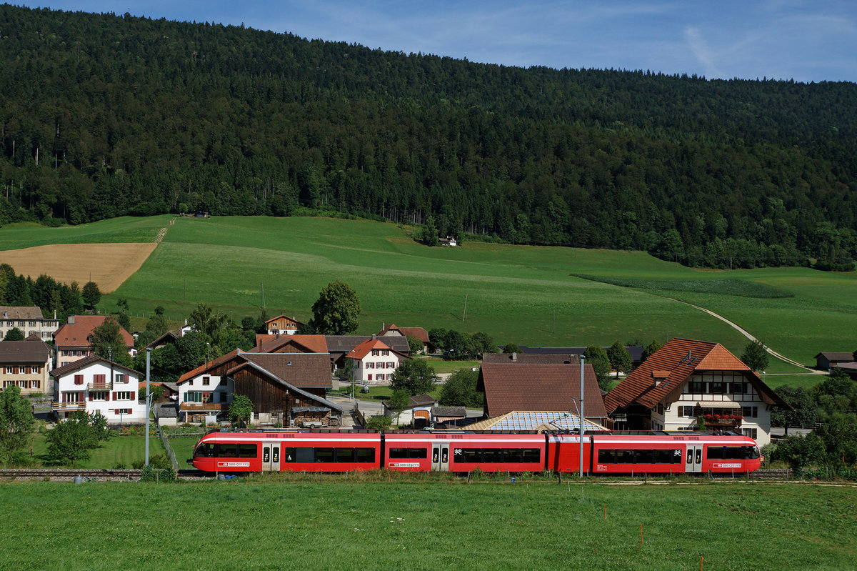 SBB: Regionalzug La Chaux-de-Fonds - Biel mit einem RABe 526 Stadler GTW (ehemals BLS/RM) auf der Fahrt nach Biel bei Cormoret am 28. Juli 2016. Zu einem späteren Zeitpunkt sollen diese Triebzüge aus dem Jahre 2004 bei THURBO zum Einsatz gelangen. Die Thurbo AG ist eine eigenständige Tochtergesellschaft der SBB mit einem Anteil von 90%. Die restliche Beteiligung von 10% hält der Kanton Thurgau.
Foto: Walter Ruetsch 