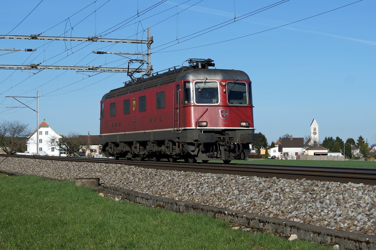 SBB: SBB CARGO-Lokzug mit der Re 6/6 11 631 DULLIKEN bei Niederbipp am 8. April 2015.
Foto: Walter Ruetsch 