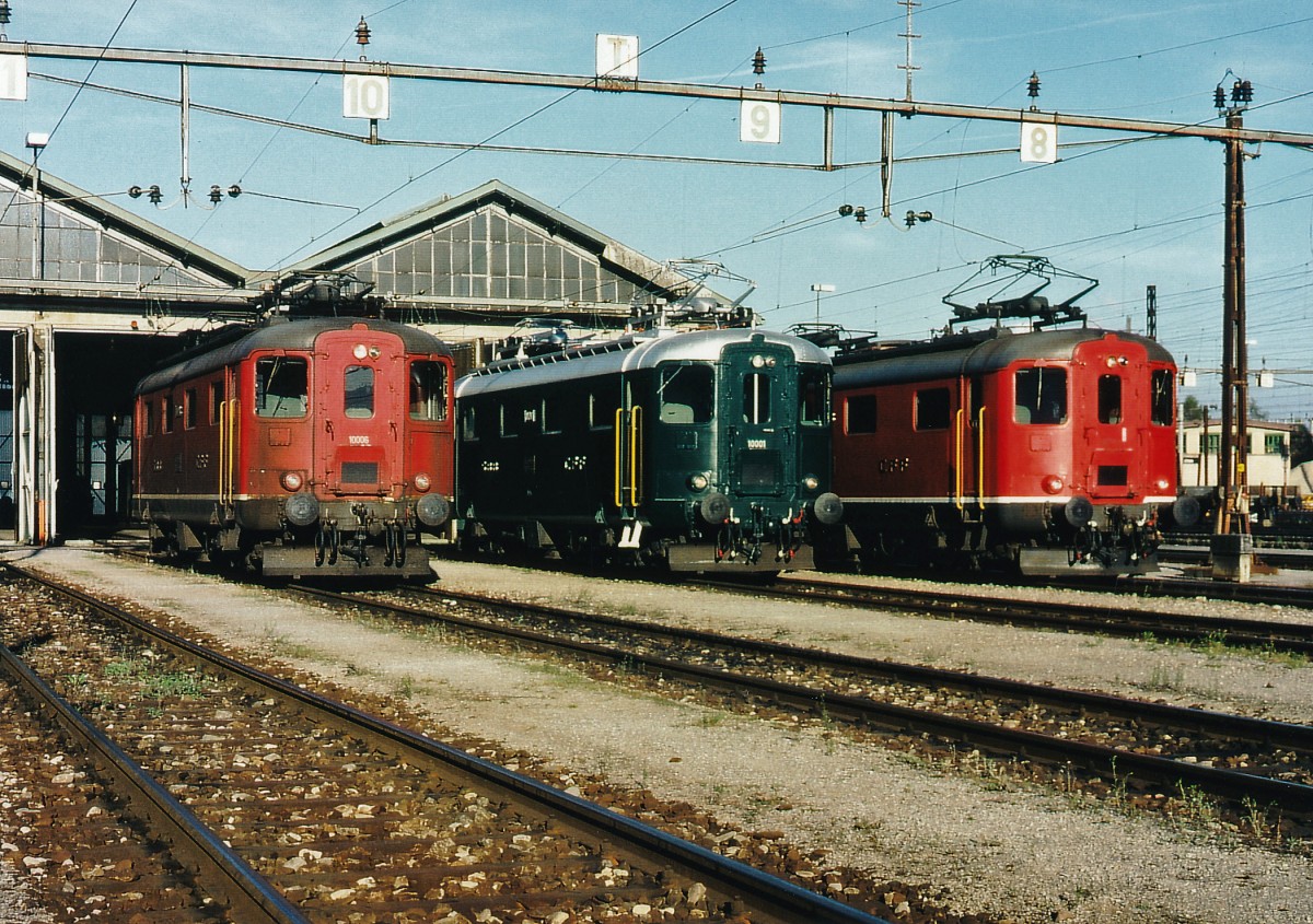 SBB: Zusammentreffen von Re 4/4 | 10006, Re 4/4 | 10001 und Re 4/4 | 10009 vor dem Depot Olten im Jahre 1997.
Foto: Walter Ruetsch