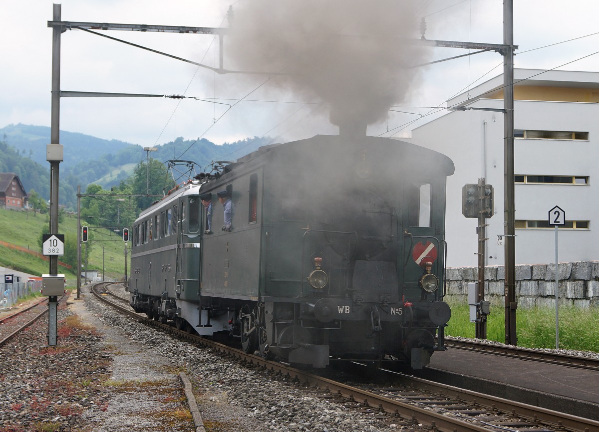 SBB/HWB: Am 23. Mai 2015 wurde die Ec 3/3 5, ehemals HWB mit der Ae 6/6 11402  URI  von Erstfeld nach Huttwil überführt. Da diese einzigartige Dampflokomotive im Jahre 1936 von der damaligen Huttwil-Wolhusen-Bahn (später VHB) in Betrieb genommen wurde, steht sie nun wieder in iher ursprünglichen Heimat für Sonderfahrt bereit. Unterhalten wird sie in Zukunft vom VEREIN HISTORISCHE EISENBAHN EMMENTAL mit Sitz in Huttwil. Die Aufnahme ist in Littau entstanden.
Foto: Walter Ruetsch