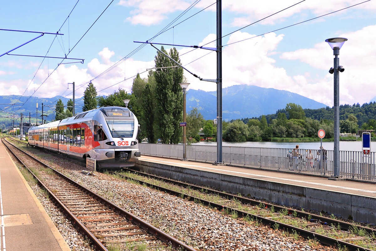 Schmerikon, am allerobersten Zipfel des Zürichsees: Hier regiert die Südostbahn mit ihrer Fernverkehrslinie Luzern-Arth Goldau-Rapperswil-St.Gallen (Voralpen Express) und ihrer Regionallinie St.Galler S-Bahn Linie 6 Rapperswil - Uznach - Schwanden GL.  SOB Flirt 526 060, 9.Juli 2021  