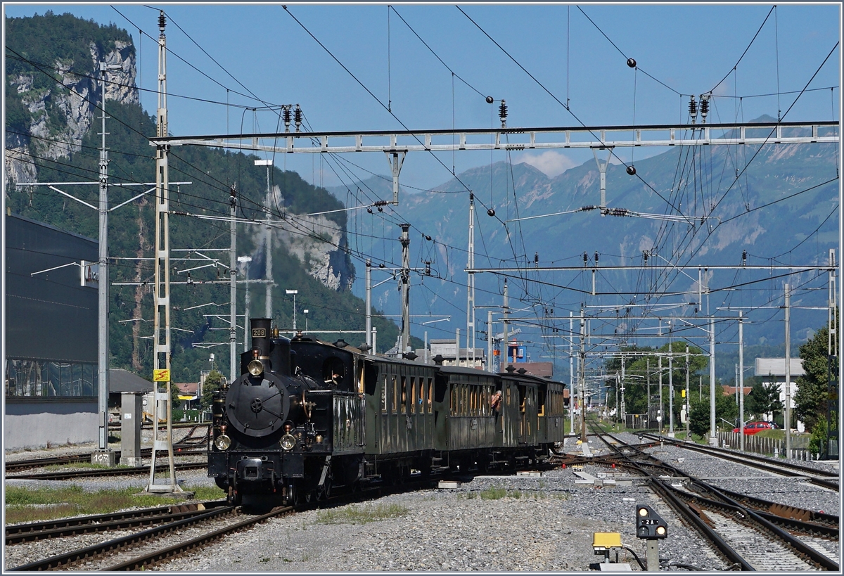 Schweizer Dampftage Brienz 2018: Die SBB Brünig Talbahn Dampflok G 3/4 208 der Ballenberg Dampfbahn erreicht Meirinen, hier noch mit dem Kamin Richtung Osten, anschliessend wurde die Lok auf der Drehscheibe Meiringen gedreht. 30. Juni 2018