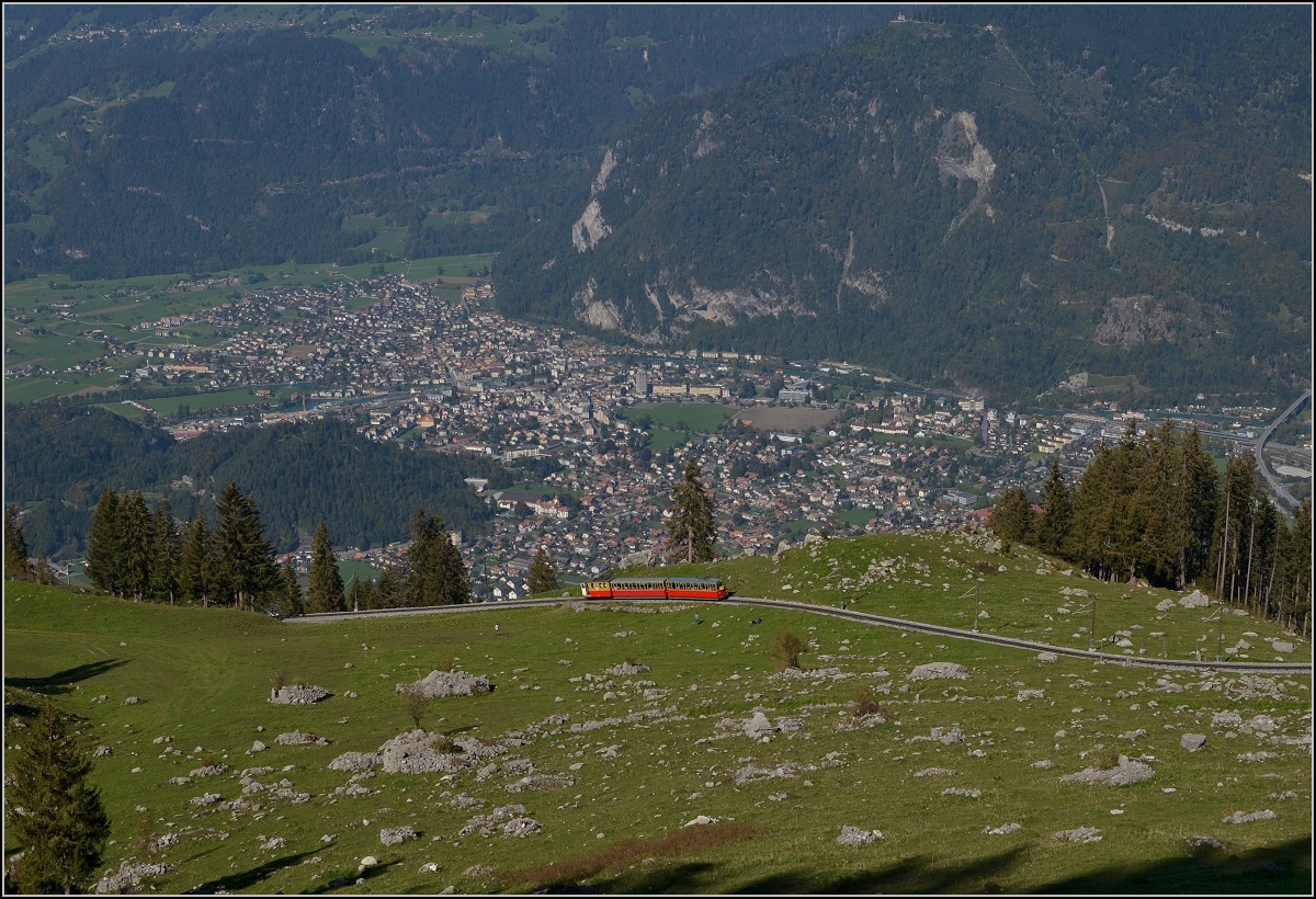 Schynige Platte Bahn im Oktober 2011. Im Tal im Hintergrund ist Interlaken zu sehen.