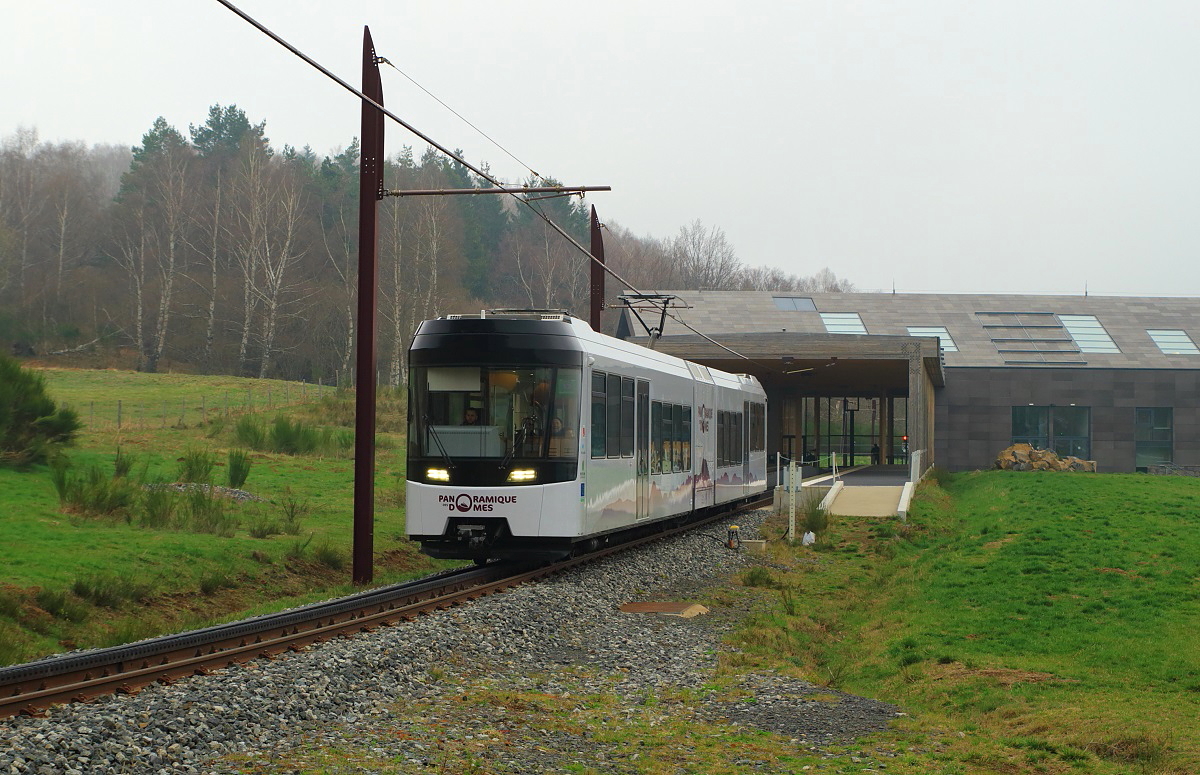 Seit Sommer 2012 verkehrt (wieder) eine Zahnradbahn auf den nahe von Clermont-Ferrand gelegenen 1.465 m hohen Puy de Dome. Einer der von Stadler gelieferten GTW 2/6 verläßt am 07.04.2017 die Talstation.