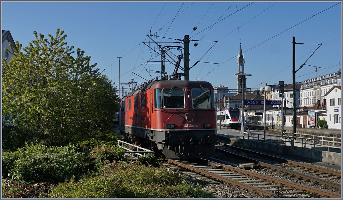 Seltene Gäste? Jedenfalls ein schwieriges Umfeld für ein Foto: Die SBB Re 430 353-3 und kaum zu sehen die SBB Re 420 307-1 in Konstanz
24. April 2017