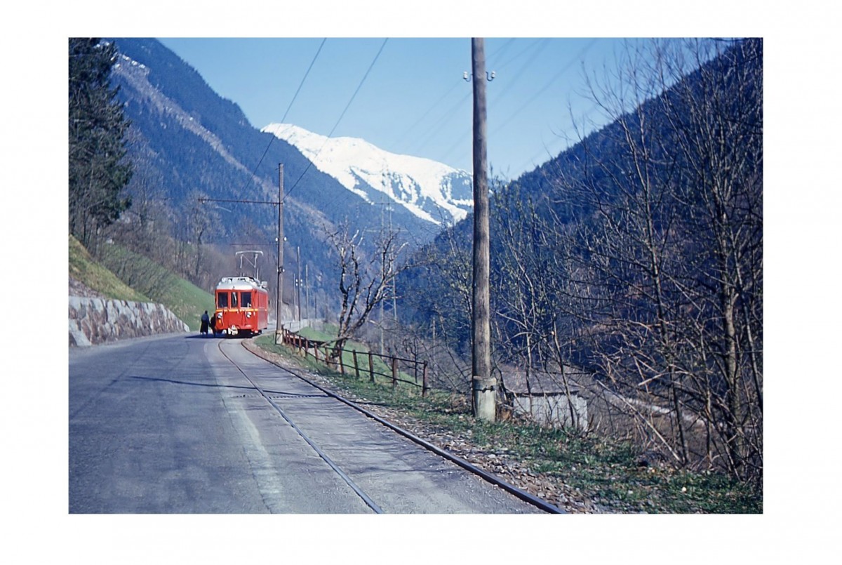 Sernftalbahn, kleine Haltestelle mitten in der Strasse nach Wart, 13.April 1967.