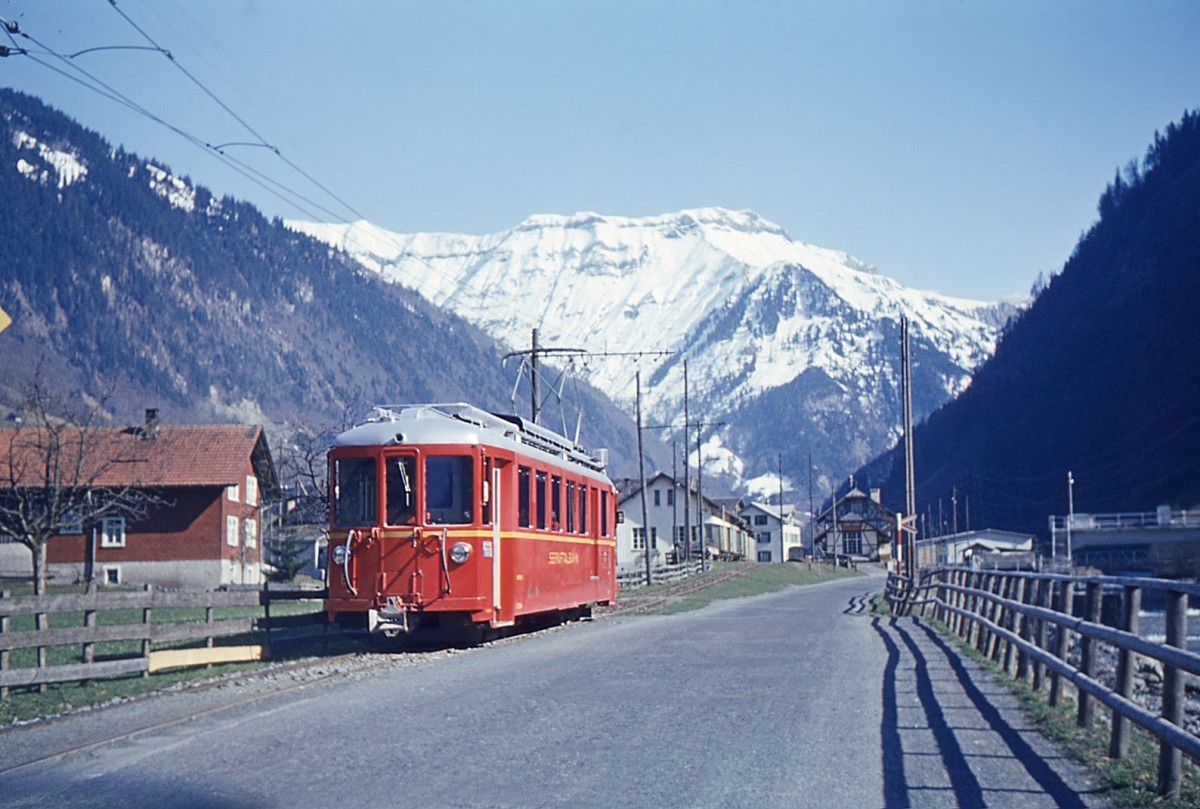 Sernftalbahn, Triebwagen 6 in Engi-Vorderdorf, 13.April 1967.