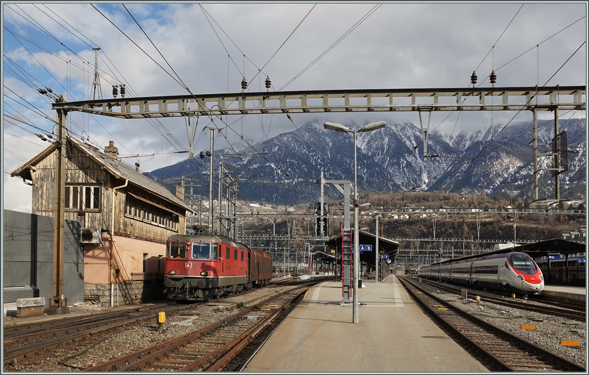 Simplon-Transit-Verkehr in Brig: Links ein Güterzug von Italien nach Frankreich und rechts wartet der EC 57 von Basel nach Milano auf die Abfahrt.
19. Feb. 2016