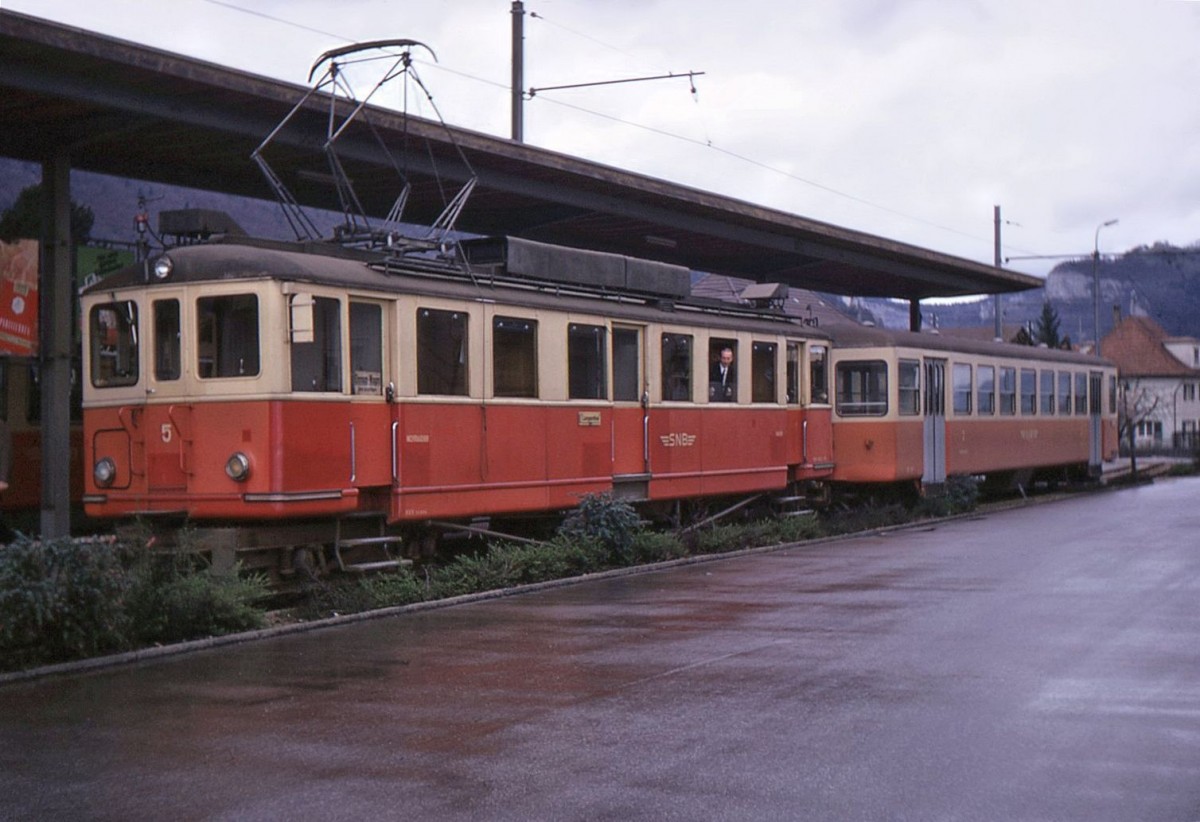 SNB Triebwagen 5  und Steuerwagen OJB Bt 101 in Niederbipp, 26.April 1970. 