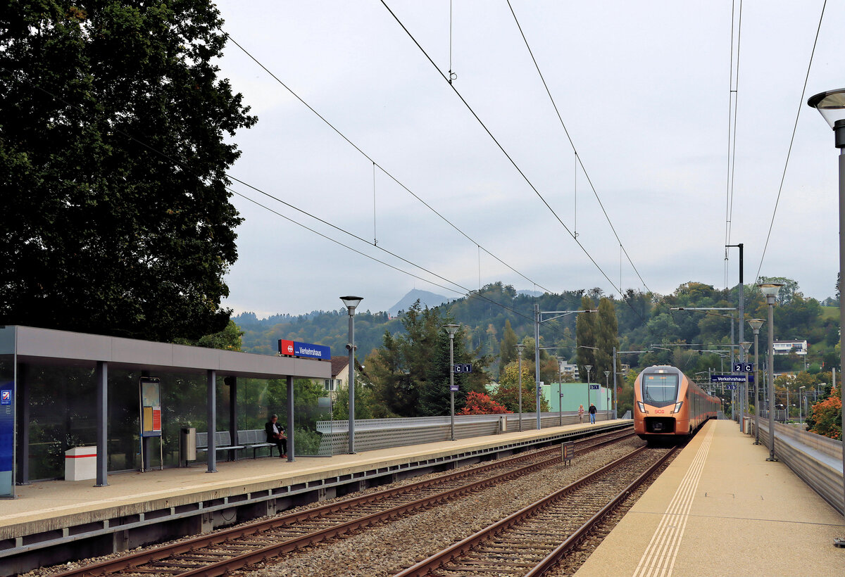 SOB Flirt 121 auf der Strecke Arth Goldau - Luzern via Küssnacht - Meggen. Im Hintergrund ist die Rigi schön sichtbar. Haltestelle Verkehrshaus, 12.Oktober 2021 