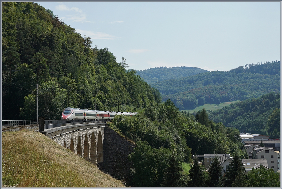 Sommerfahrplan 2018: Zwei SBB RABe 503 als EC 52 von Milano nach Basel bzw. Frankfurt auf dem 128 Meter langen Rümlinger Viadukt. 7. August 2018 