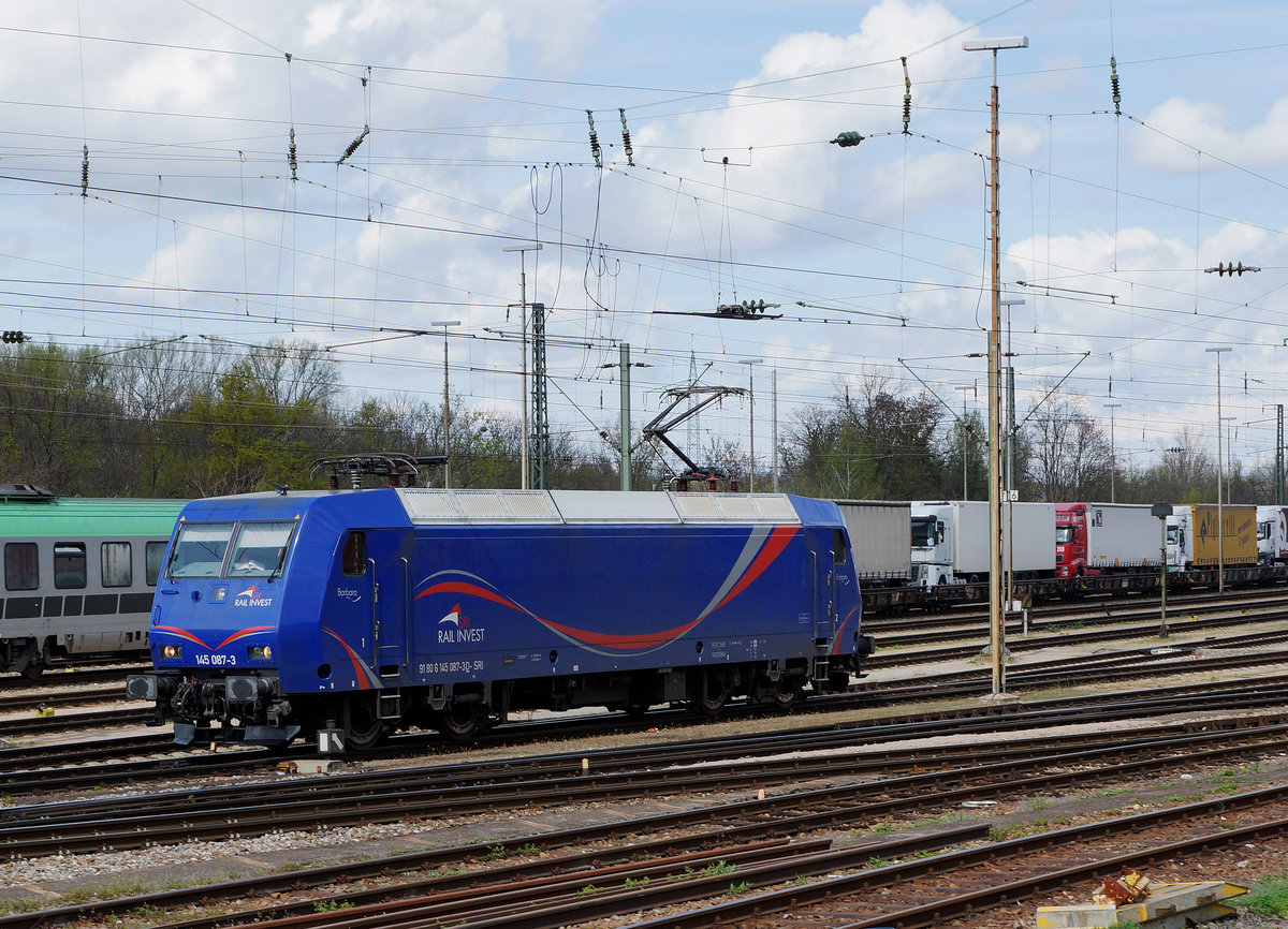 SRI RAIL INVEST/MThB: Die blaue BARBARA 145 087-3 von SRI RAIL INVEST ehemals MThB  LOKOOP  Re 486 in Weil am Rhein am 14. April 2016.
Foto: Walter Ruetsch 