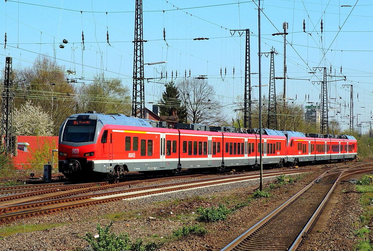 Stadler Flirt im Ruhrpott: Wenige Minuten nach dem Eurobahn-Flirt kommt eine Flirt 3-Doppeltraktion mit dem 1 428 502 der DB als RE 42 von Mnster nach Essen in Wanne-Eickel an.