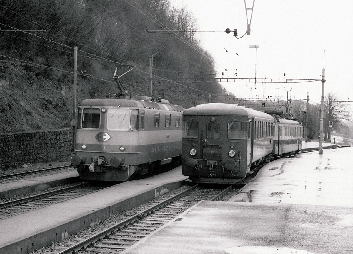 STB: Die Sensetalbahn hatte ihren Betrieb am 23.1.1904 aufgenommen. Die Streckenführung begann beim SBB-Bahnhof Flamatt und endete beim BN-Bahnhof Gümmenen. Am 23.5.1993 wurde der Streckenabschnitt Laupen-Gümmenen auf Busbetrieb umgestellt. Mit der Eröffnung der S-Bahn Bern wurde Laupen zu einem Endehalt einer S-Bahn. Die S-Bahn ab Freiburg endet bereits in Neuenegg. Zur Zeit befinden sich an der ehemaligen STB Strecke keine SBB Cargo Kunden mehr. Im Jahre 1986 wurden in Neuenegg die Güterwagen von einer SBB Ae 6/6 abgeholt. Ab dem Jahre 1987 hatte diese Aufgabe eine BLS Ae 6/8 übernommen. STB Pendelzug bestehend aus einem Be 4/4 106/107 ex SOB ABe 4/4 und dem Bti 201 ex BN Personenwagen anlässlich einer Begegnung mit einem SWISS ESPRESS in Flamatt im Jahre 1985.
Foto: Walter Ruetsch