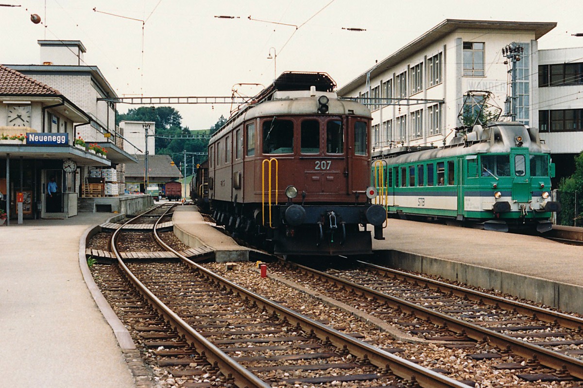 STB/BLS: Die Sensetalbahn hatte ihren Betrieb am 23.1.1904 aufgenommen. Die Streckenfhrung begann beim SBB-Bahnhof Flamatt und endete beim BN-Bahnhof Gmmenen. Am 23.5.1993 wurde der Streckenabschnitt Laupen-Gmmenen auf Busbetrieb umgestellt. Mit der Erffnung der S-Bahn Bern wurde Laupen zu einem Endehalt einer S-Bahn. Die S-Bahn ab Freiburg endet bereits in Neuenegg. Zur Zeit befinden sich an der ehemaligen STB Strecke keine SBB Cargo Kunden mehr. Im Jahre 1986 wurden in Neuenegg die Gterwagen von einer SBB Ae 6/6 abgeholt. Ab dem Jahre 1987 hatte diese Aufgabe eine BLS Ae 6/8 bernommen. Die Ae 6/8 207 mit Gterzug anlsslich einer Ueberholung durch einen Regionalzug mit BDe 4/6 102/103 ex BLS in Neuenegg im Jahre 1987.
Foto: Walter Ruetsch