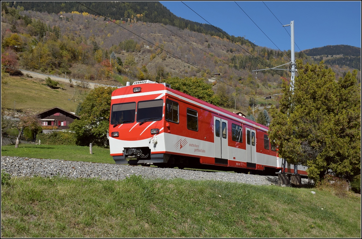 Steuerwagen der Matterhorn-Gotthard-Bahn bei Mörel. Oktober 2017.