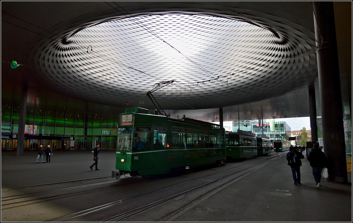 Straßenbahn Basel unter dem Messegebäude. Vorne Wagen 502 von Schindler Bj 1987, Spitzname Cornichon. Februar 2014.