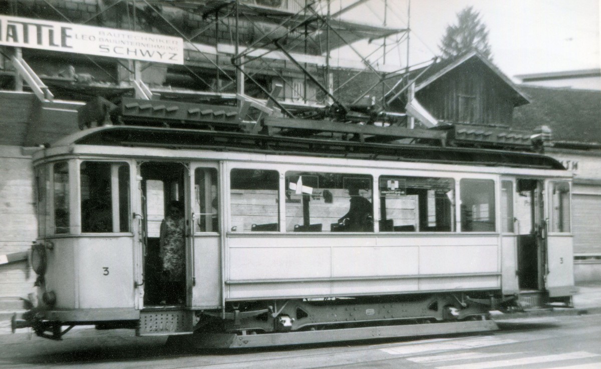 Strassenbahn Schwyz-Brunnen, Motorwagen 3 in Seewen (beim SBB-Bahnhof). 6.August 1963. 
