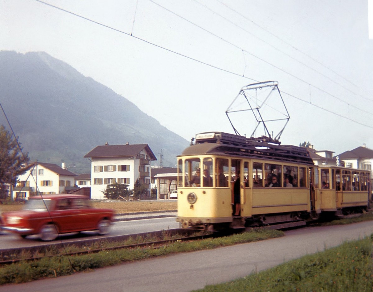 Strassenbahn Schwyz-Brunnen, Motorwagen 6 mit Anhnger 11 bei Ingenbohl, Herbst 1963. 