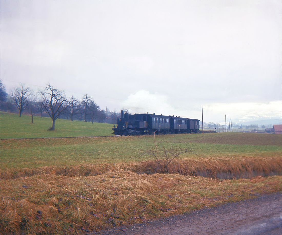 Sursee Triengen Bahn (Regelbetrieb): Ein Regelzug nähert sich der Endstation Triengen. 21.März 1965.