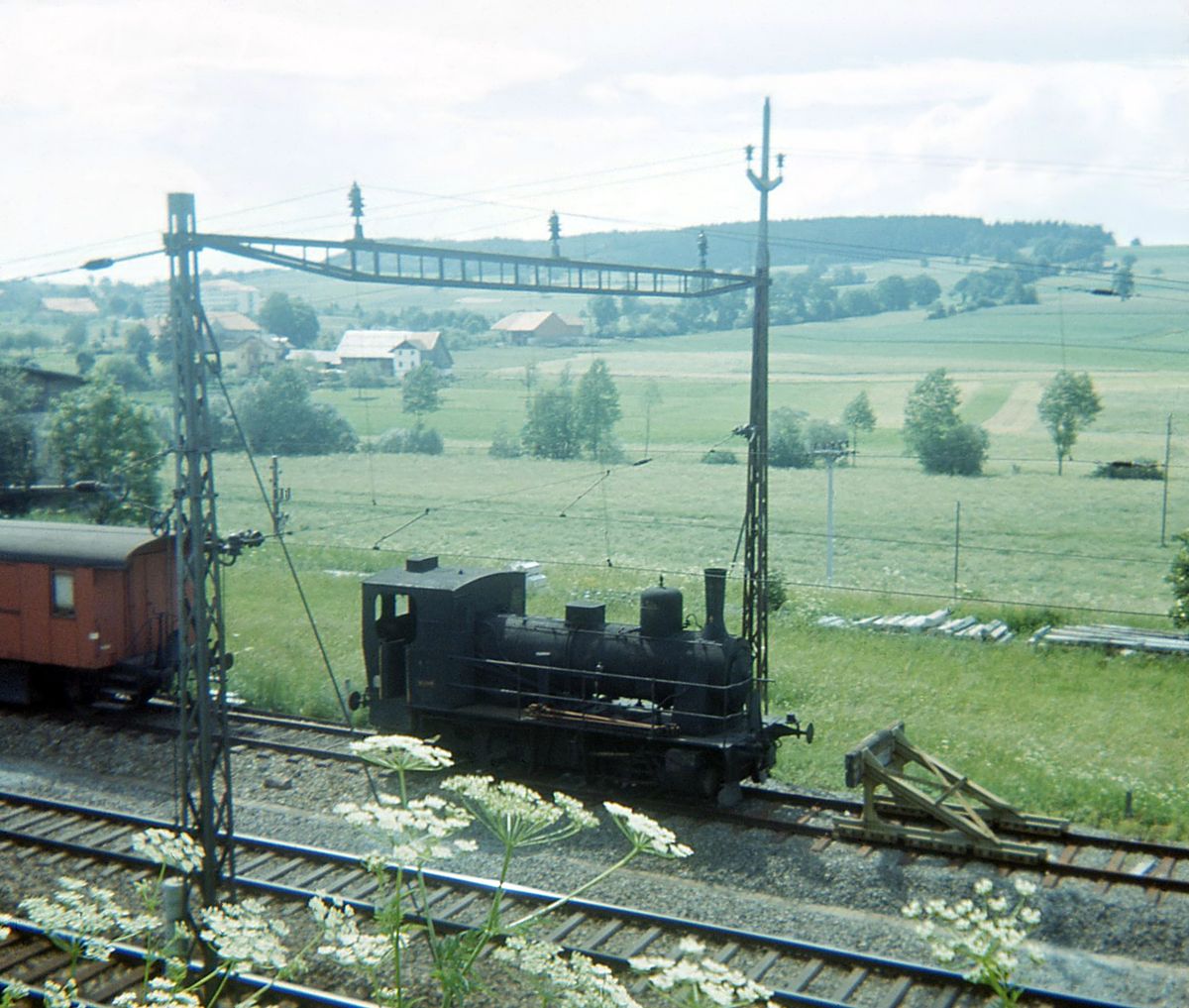 Sursee Triengen Bahn (Regelbetrieb): Wahrscheinlich steht hier eine der beiden Originalloks der ST und wartet auf Abbruch in Romont. Im Jahre 1963. 