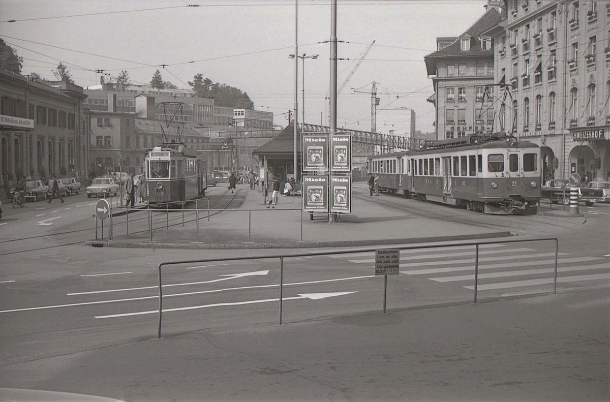 SZB Pendelzug mit Triebwagen 21 und die ehemalige Tramlinie 1 mit dem Zug 173-228 am einstigen Bahnhofplatz vor dem Hotel Schweizerhof. 21.September 1965  