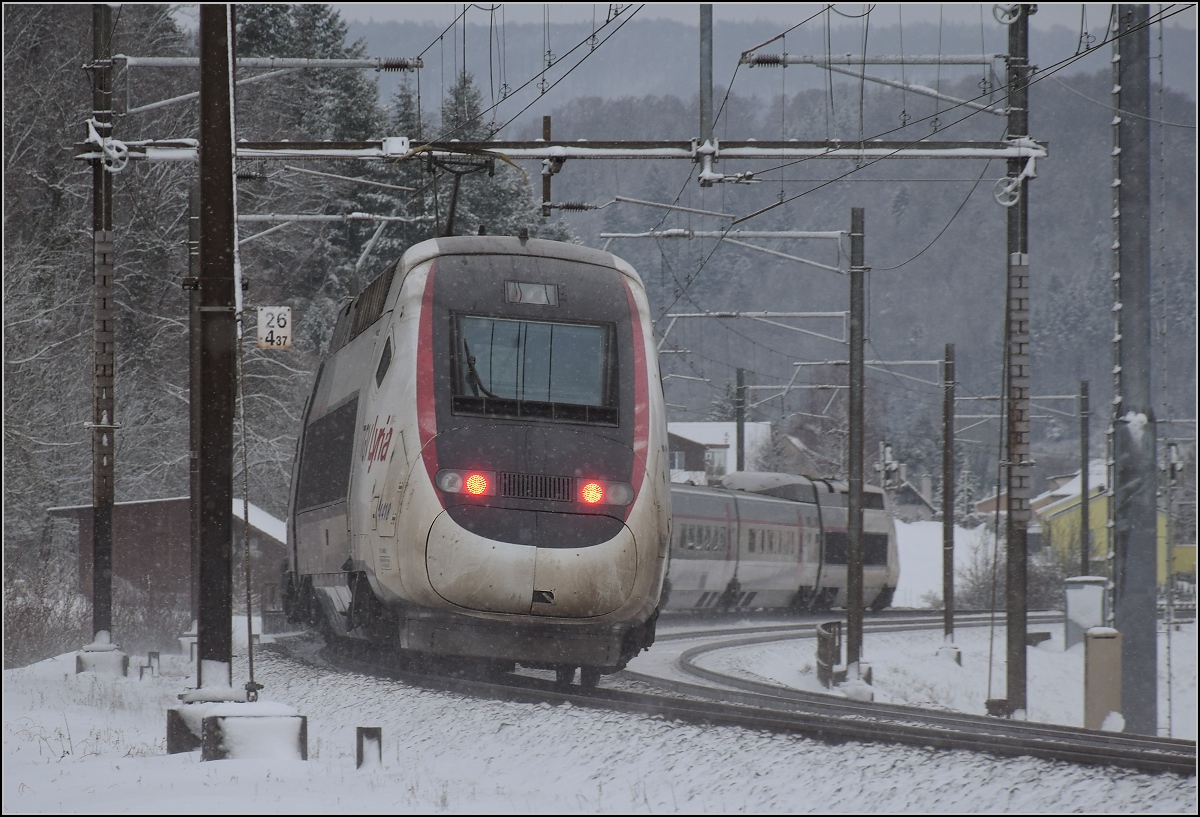 TGV Lyria 4418 im Landeanflug auf Zürich. Den weitesten Teil seiner Reise hat er zurückgelegt, den langsamsten noch nicht... Gelterkinden, Januar 2017.