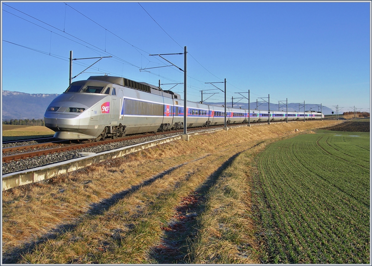 TGV Lyria unterwegs nach Paris in der weiten 180 Grad Kurve oberhalb von Arnex.
23. Jan. 2008