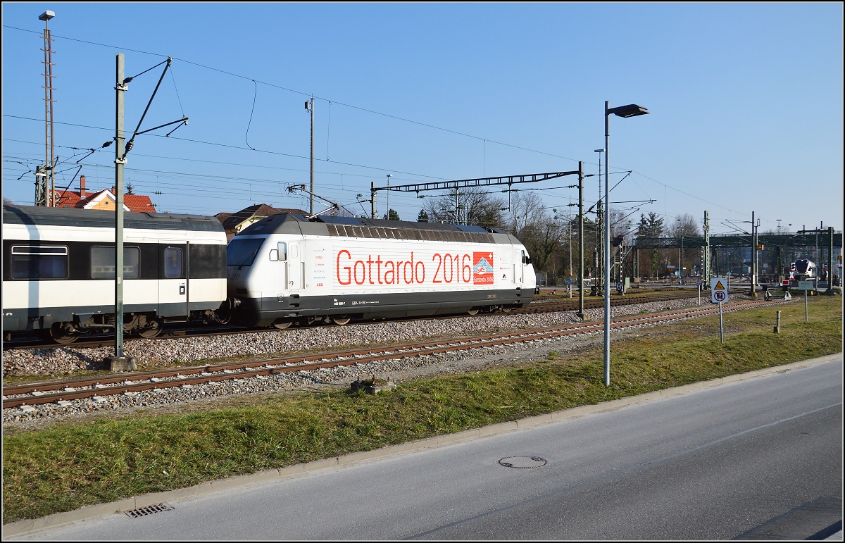 Thema des Jahres 2016. Gottardo 2016 auf der Re 460 098-7.
Konstanz, Mrz 2016.