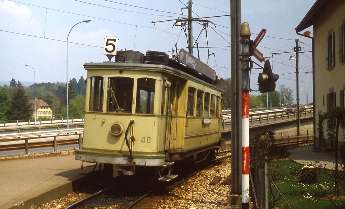 Tramway Neuchatelois: In Areuse zweigte von der Strecke nach Boudry die nur 830 m lange Strecke nach Cortaillod ab, die im Mai 1980 noch durch den 1902 gebauten Be 2/4 46 bedient wurde. 1984 wurde diese Zweiglinie stillgelegt.