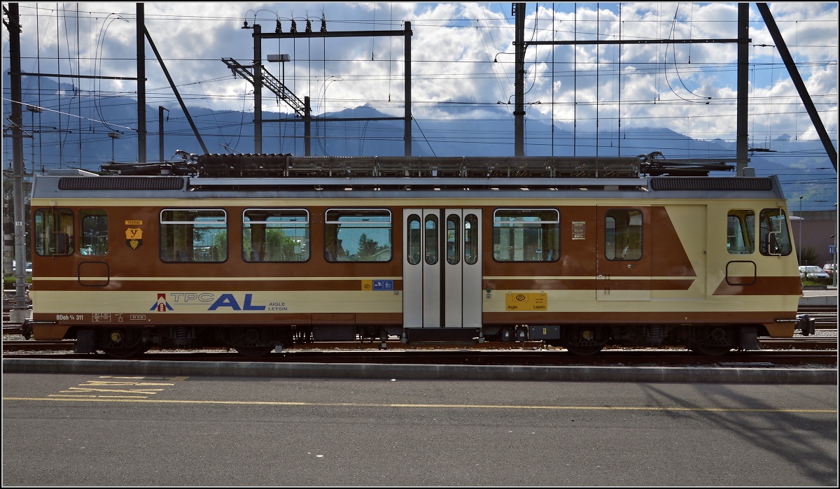 Triebwagen BDeh 4/4 311 der Aigle-Leysin-Bahn (AL), der Wagen scheint beiderseits einen Fhrerstand zu haben, obwohl er asymetrisch fr den Betrieb mit einem Steuerwagen gebaut wurde. Aigle, August 2014.