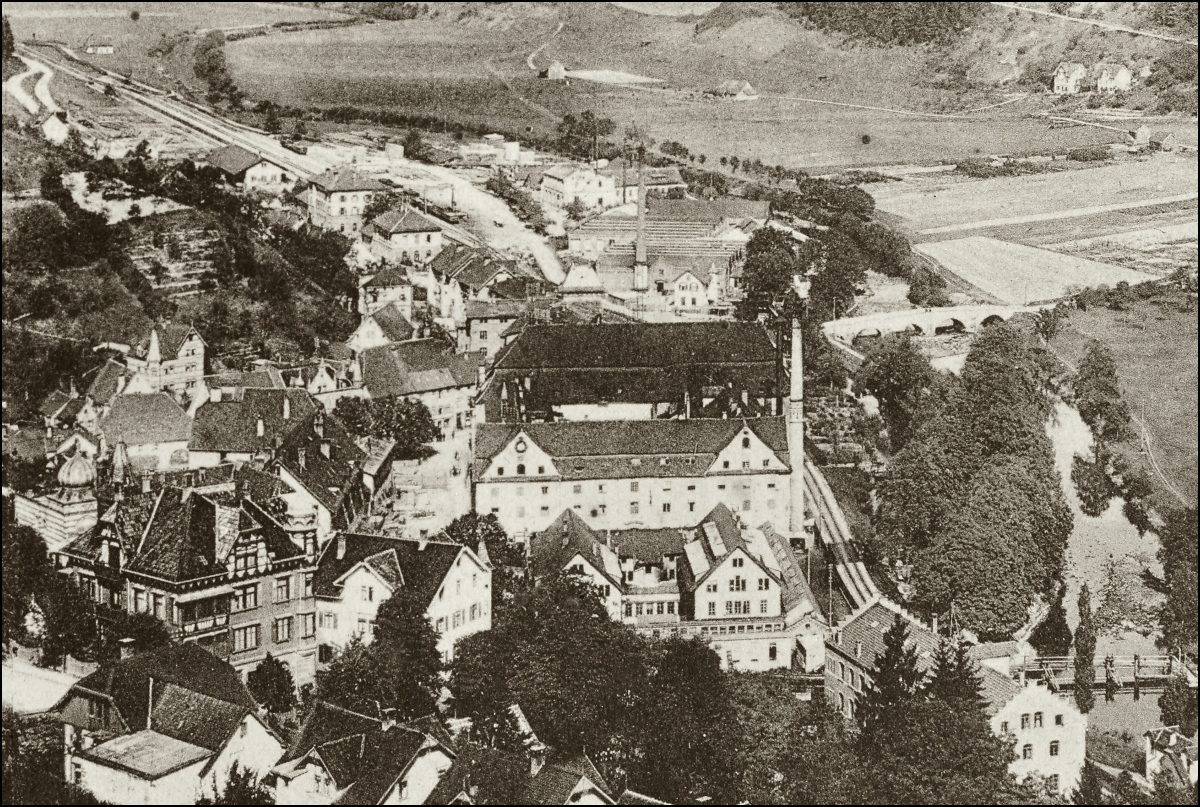 Um die vorletzte Jahrhundertwende herum brauchte man noch viel Zeit von Zürich nach Stuttgart. Eine Trassierung mit enger Kurve zwischen der Oberndorfer Klosterkirche und dem Neckarnoch im ursprünglichen Flussbett zeigt den Grund. Oberndorf etwa zwischen 1872 und 1914. 