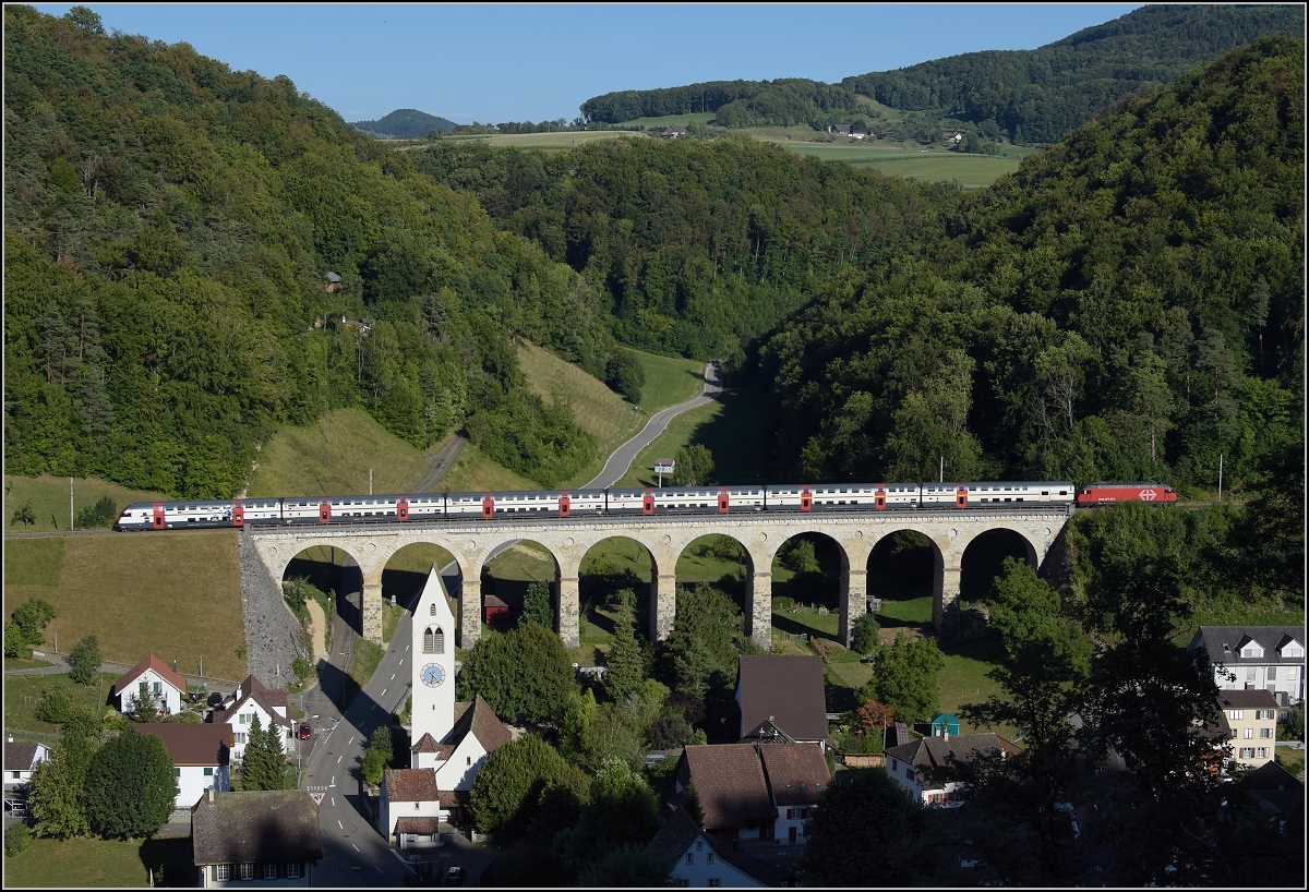 Umleiterverkehr auf dem Läufelfingerli. Der Klassiker, Rümlinger Viadukt aber mit richtigem Zug, mit Re 460 und IC 2000. August 2018.