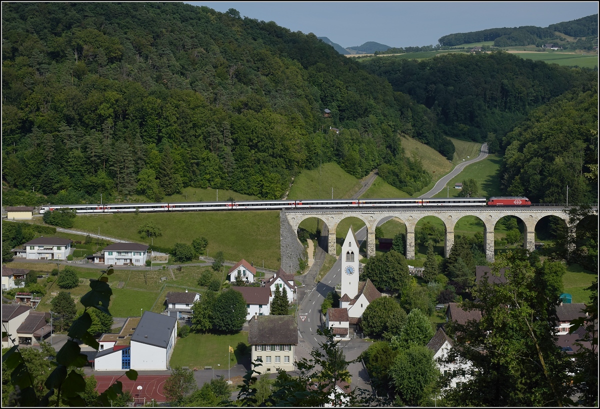 Umleiterverkehr auf dem Läufelfingerli. Ein IC auf dem Rümlinger Viadukt, mit viel Glück ist der so kurz, dass er sogar ins Bild passt. Juli 2018.