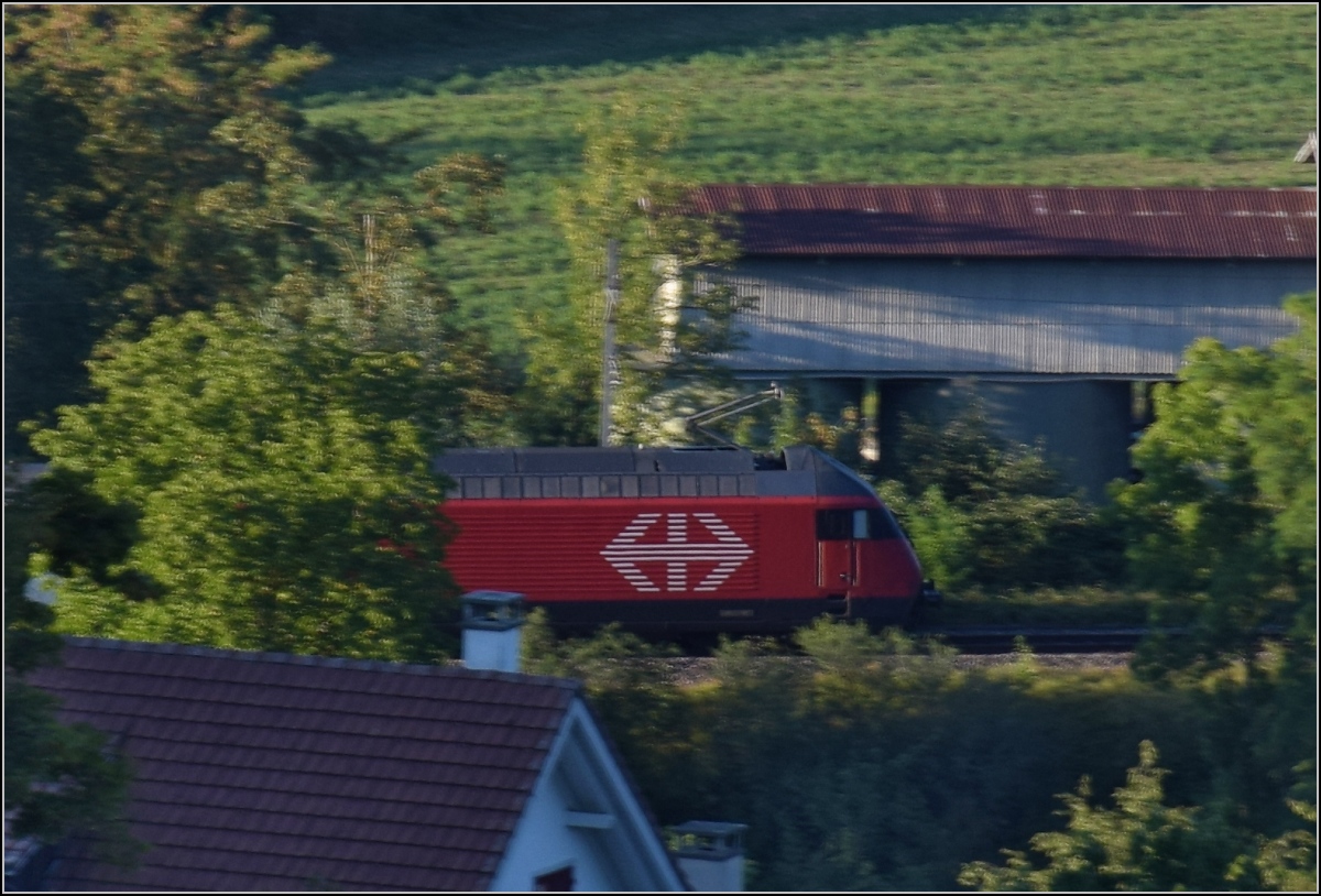 Umleiterverkehr auf dem Läufelfingerli. SBB-Werbung einfach mal anders gesehen. Thürnen, August 2018.
