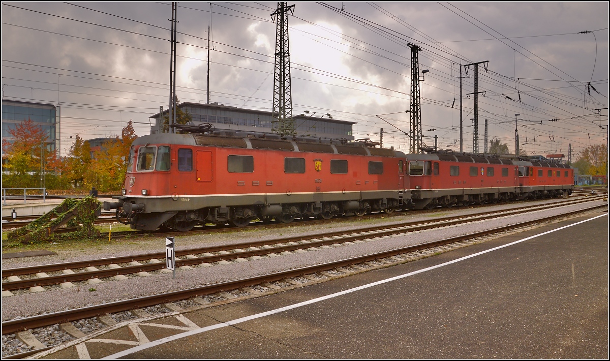 Ungewohnter Anblick in Singen, drei Re 6/6 warten auf ihren Einsatz vor Güterzügen im Gotthardverkehr. Re 6/6 11628 Konolfingen, 11617 Heerbrugg und 11614 Meilen. Oktober 2015.