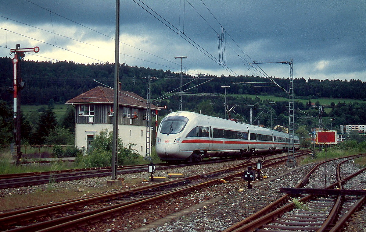 Unterwegs auf der Gäubahn: Ein ICE T verlässt im Mai 1999 Tuttlingen in Richtung Stuttgart